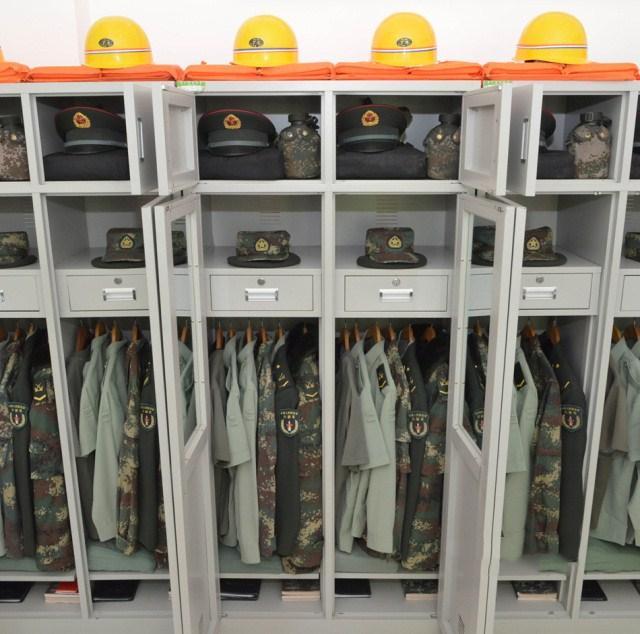 眼放过去 哪哪都是整齐的 人们走路标准统一 就连你回了宿舍 衣服整整