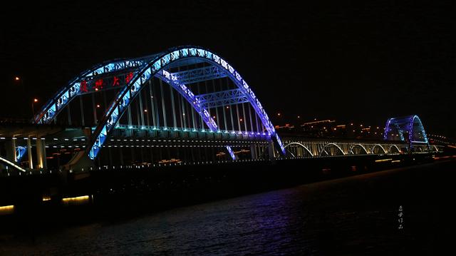 逸风摄影|君驻桥头奴桥尾 思念如泓踏江来!