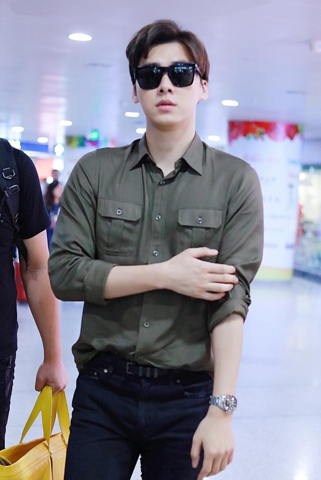 衬衫扔掉白粉蓝，李易峰军绿衬衣搭牛仔，展现男人范