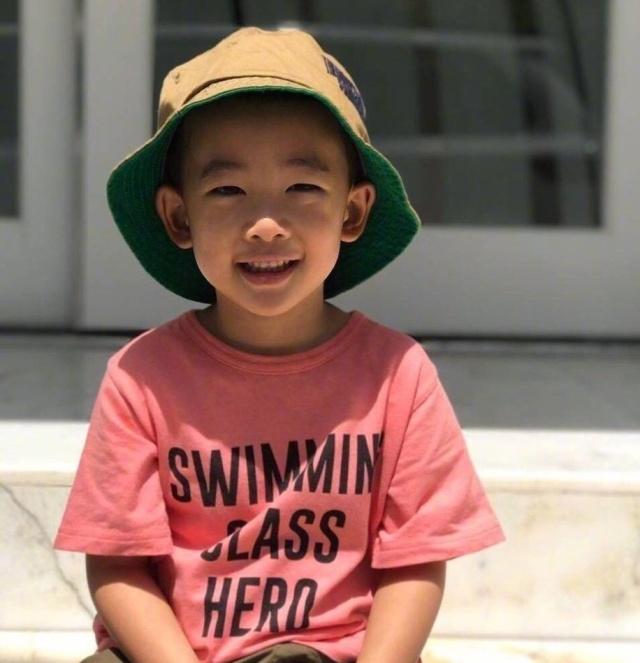 山鸡哥基因太强?陈小春儿子外表痞帅,内在超乖巧