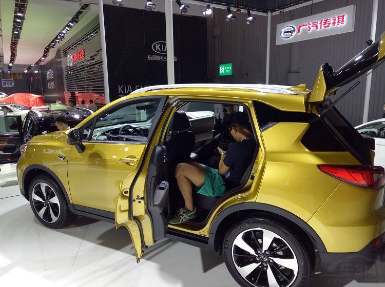 成都车展展台前人满为患的几款SUV 挤破头也要看