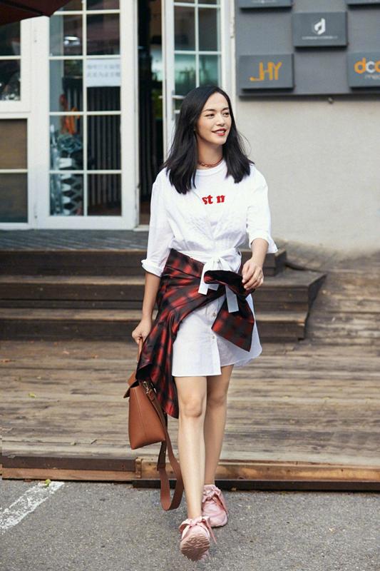 中国亲善大使姚晨演绎时下风尚，衬衫or衬衫裙搭配