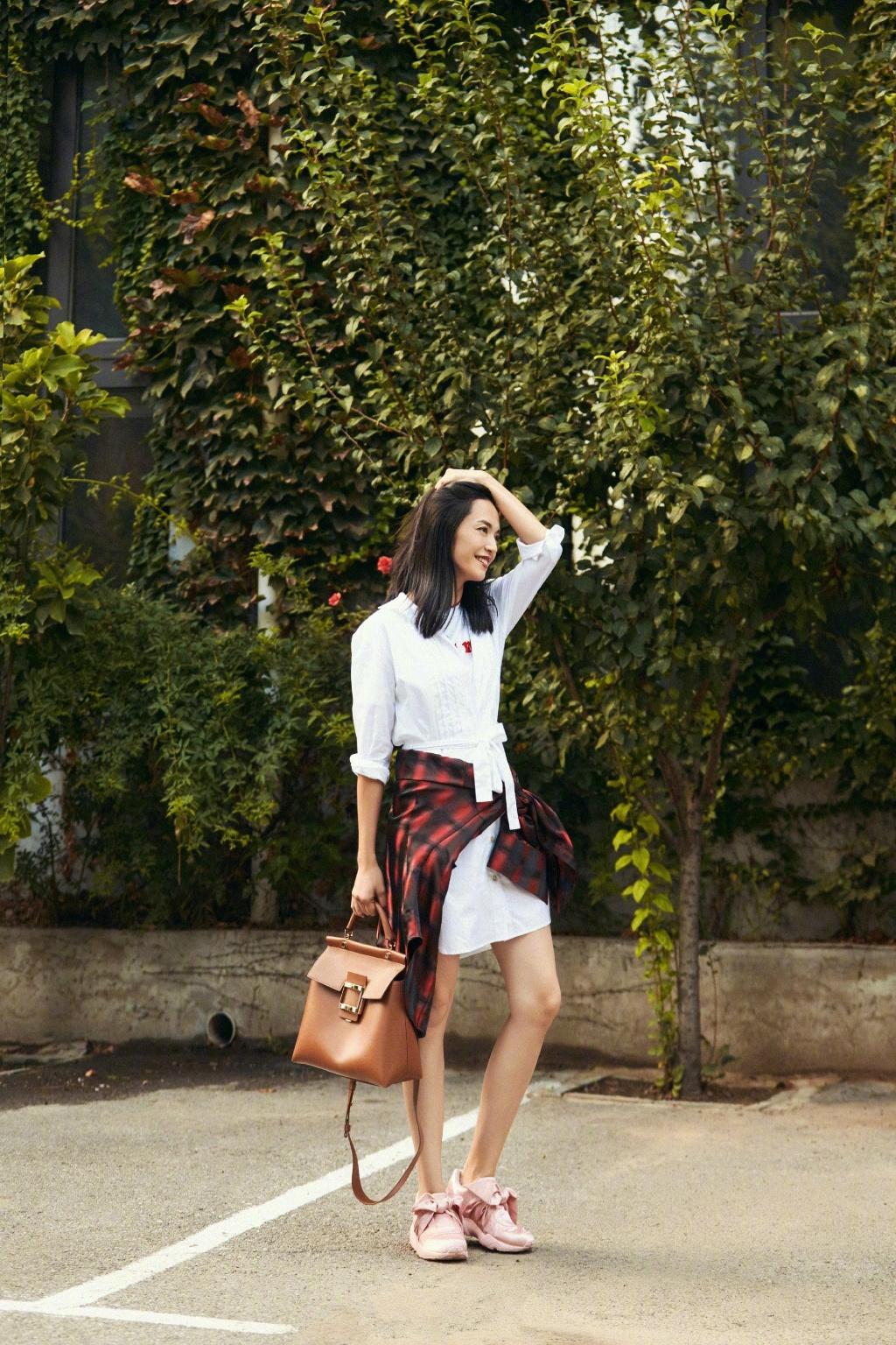 中国亲善大使姚晨演绎时下风尚，衬衫or衬衫裙搭配