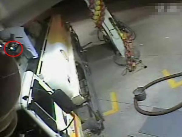 加油时候忘记熄火了，差点点燃了整个加油站！