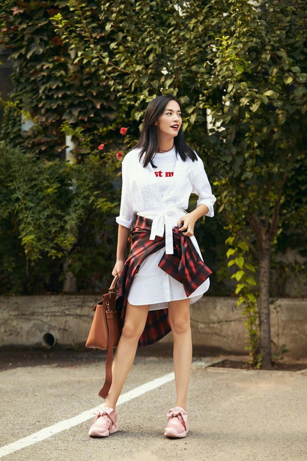 中国亲善大使姚晨演绎时下风尚，衬衫or衬衫裙搭配