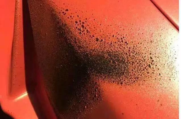 超跑车主猛踩地板油，没想到10分钟后，车尾变香喷喷