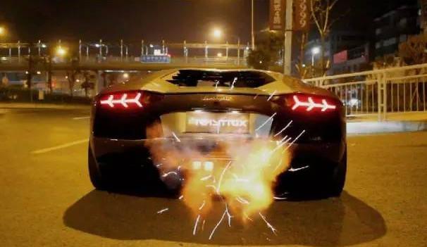 超跑车主猛踩地板油，没想到10分钟后，车尾变香喷喷
