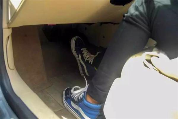 女司机4S店试驾，连撞21台奥迪，这责任怎么算？