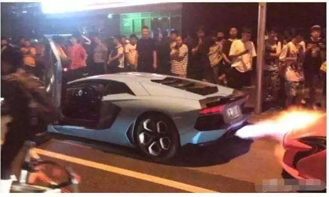 超跑车主猛踩地板油，没想到10分钟后，车尾变香喷喷