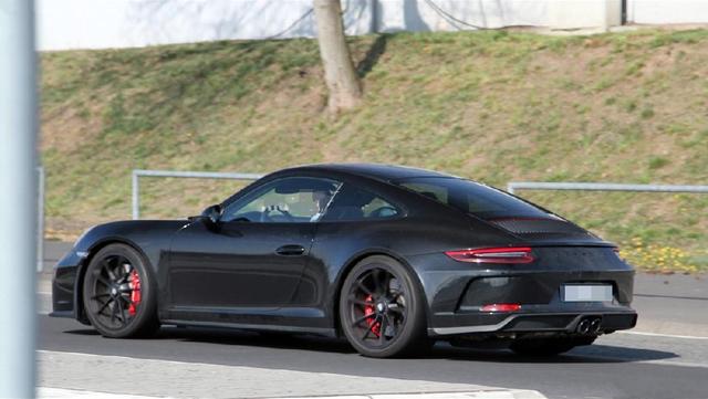 保时捷也能推旅行车？能竞速也能安家，舒适度爆棚