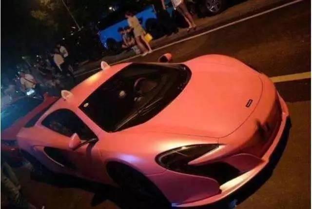 超跑车主猛踩地板油，没想到10分钟后，车尾变香喷喷