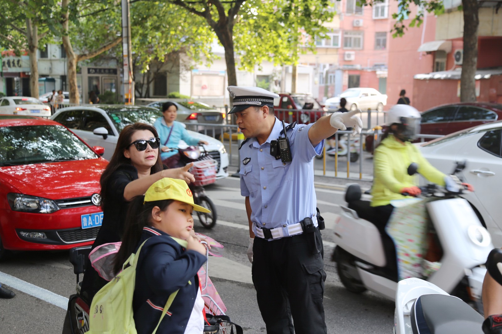 濟南中小學開學首日,交警疏導忙