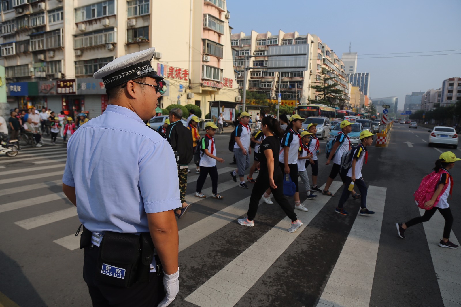 省实验小学门口执勤的交警
