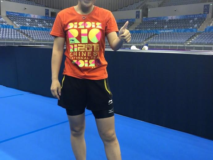 刘诗雯一字马秀超强柔韧性,膝盖处胶带抢镜盼夺冠