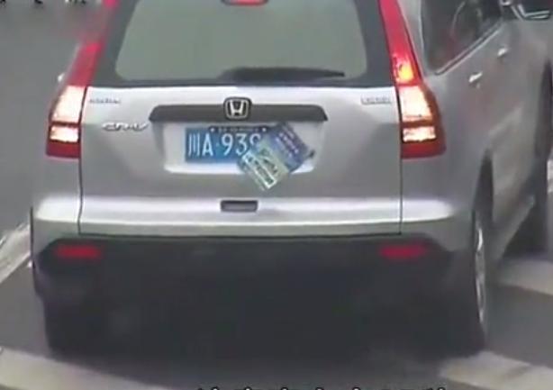 高速走错道，用纸遮挡号牌开始倒车却意外被风吹