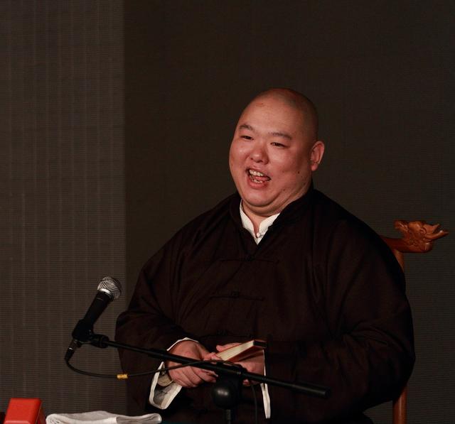 王玥波离开德云社后,成为煤矿文工团的一名相声演员.