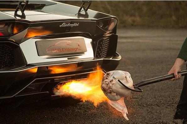 超跑车主猛踩地板油，没想到10分钟后，车尾变香喷喷