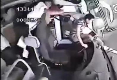 高速走错道，用纸遮挡号牌开始倒车却意外被风吹