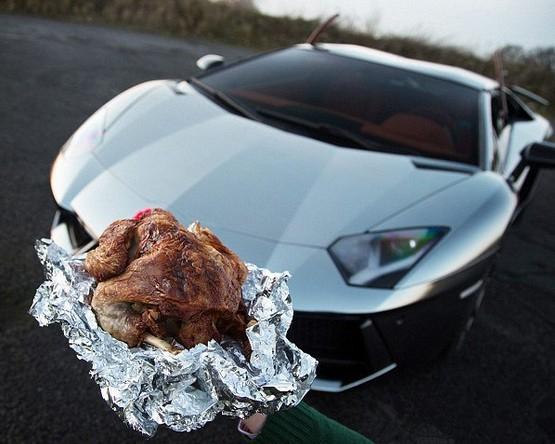 超跑车主猛踩地板油，没想到10分钟后，车尾变香喷喷