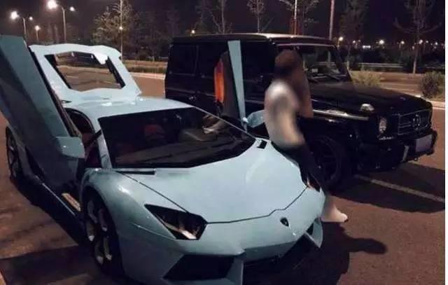 超跑车主猛踩地板油，没想到10分钟后，车尾变香喷喷