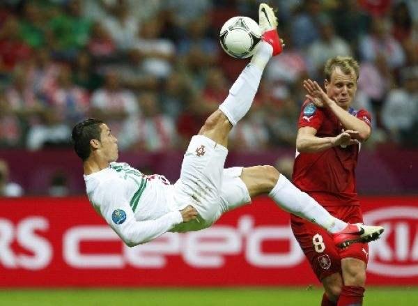 什么,这是c罗职业生涯中的首个倒钩进球?