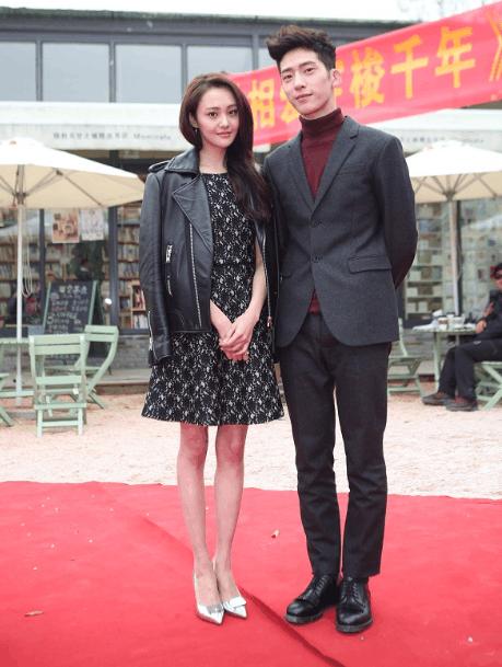 都说自己身高180,可是遇到郑爽的平底鞋只有他不尴尬