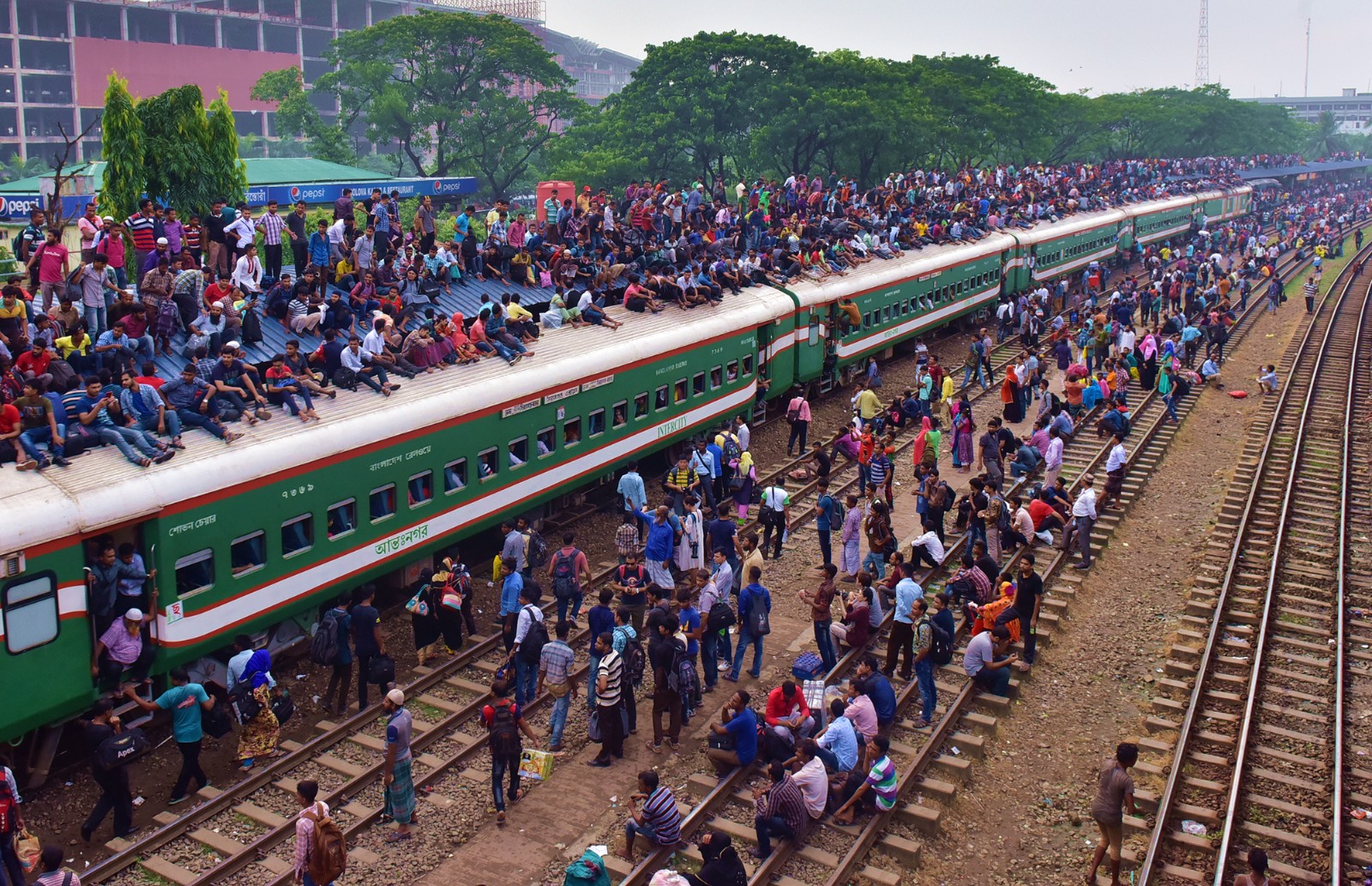 孟加拉国宰牲节返乡大潮 火车顶坐满人