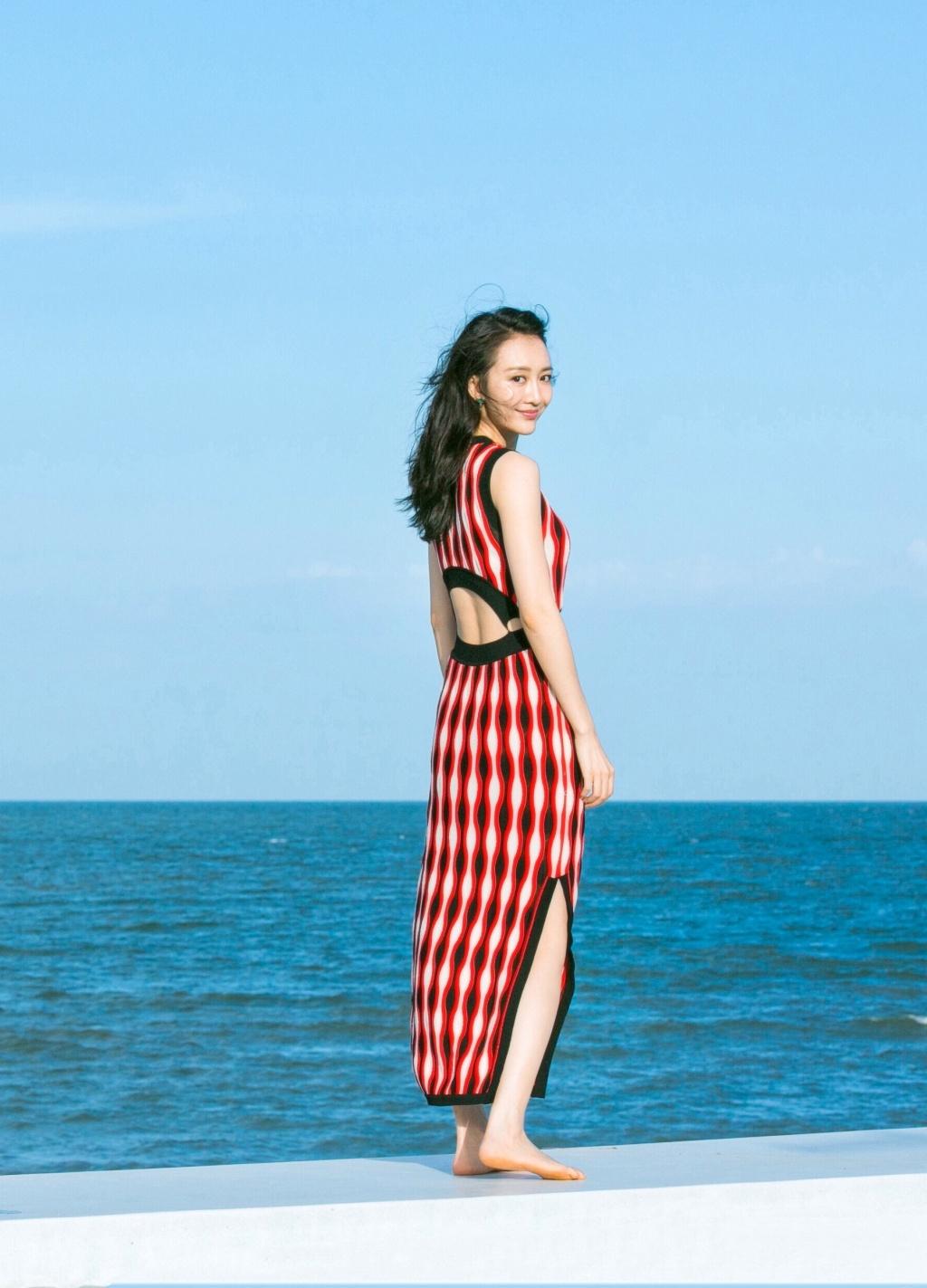 生于广西，模特出道，美人王鸥无袖裙穿出最in风潮