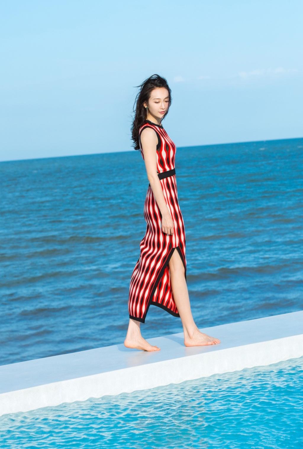 生于广西，模特出道，美人王鸥无袖裙穿出最in风潮