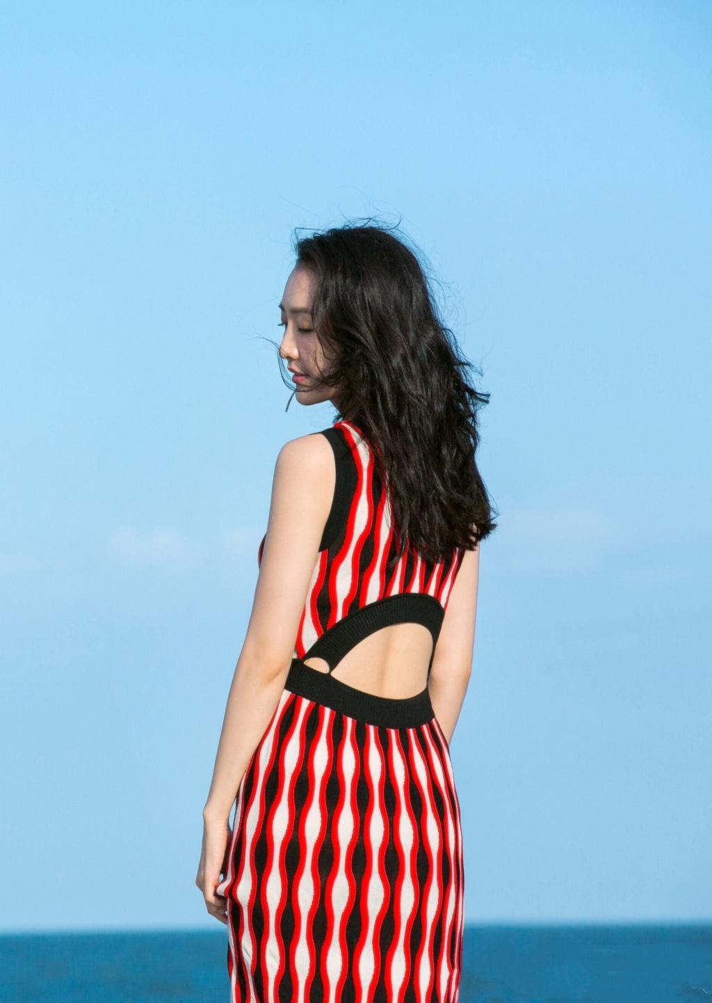 生于广西，模特出道，美人王鸥无袖裙穿出最in风潮