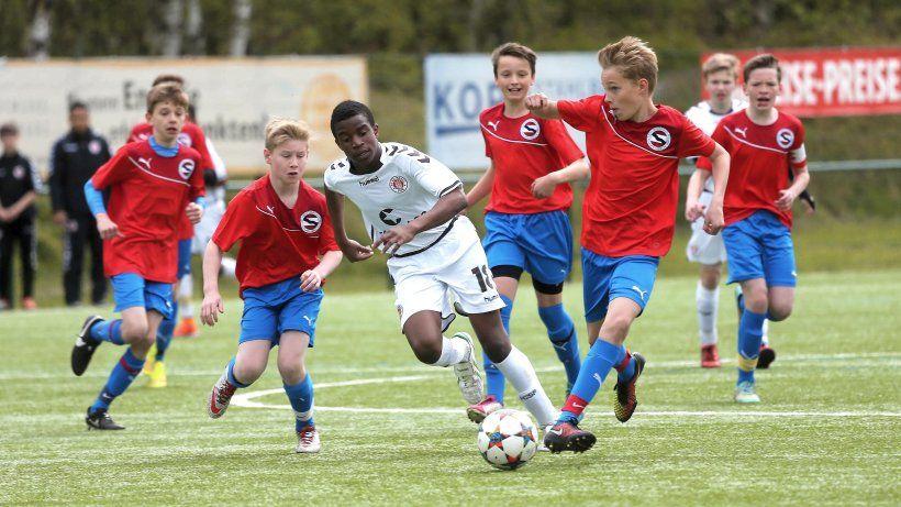 年仅12岁但代表u16国家队进球,未来的足坛第一人?