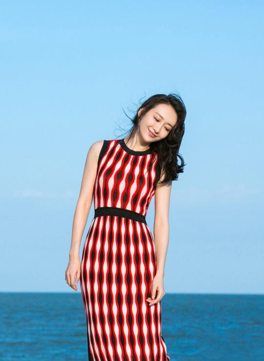 生于广西，模特出道，美人王鸥无袖裙穿出最in风潮