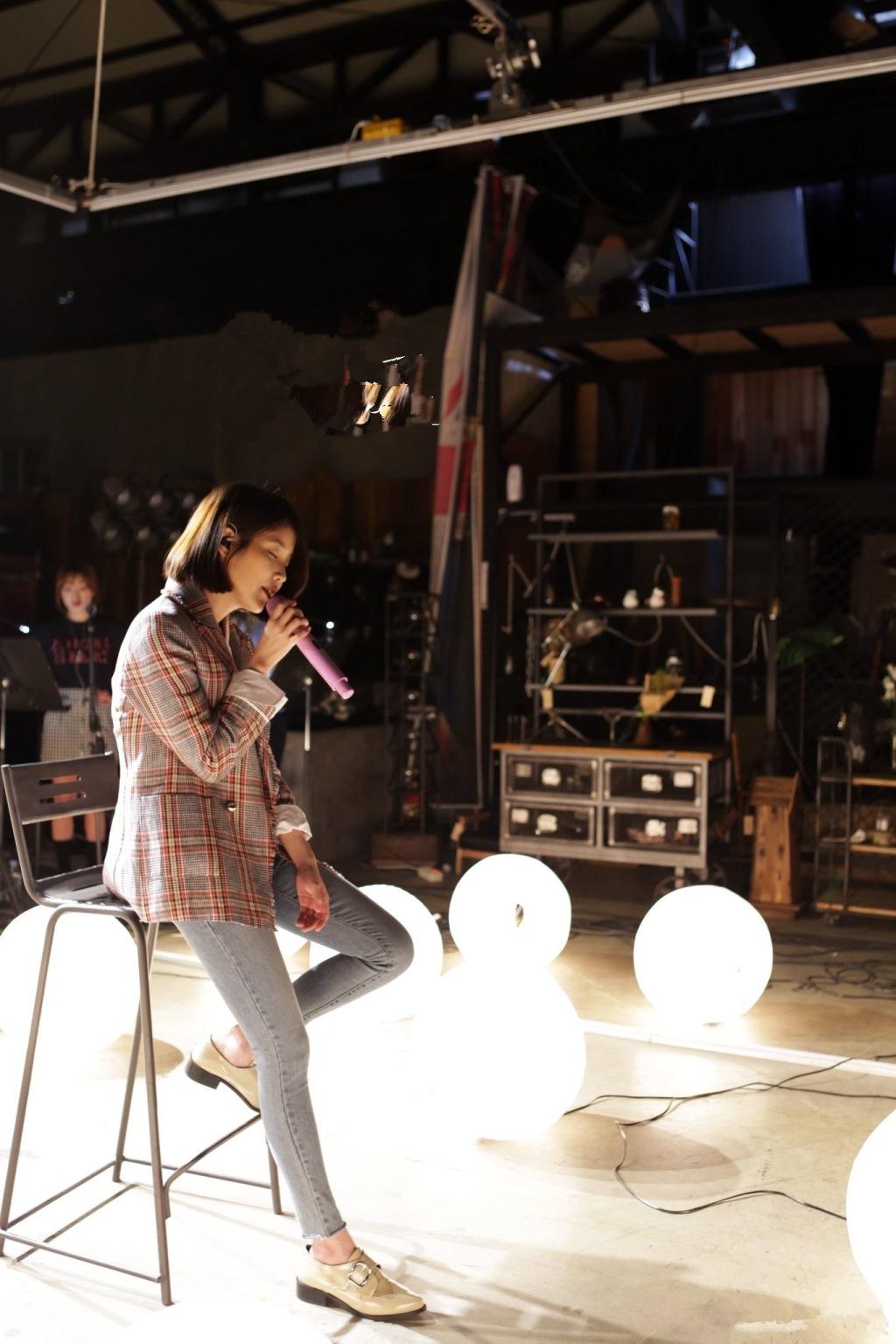 格子西装大合辑，女星同穿复古西装，穿搭各自有秘籍