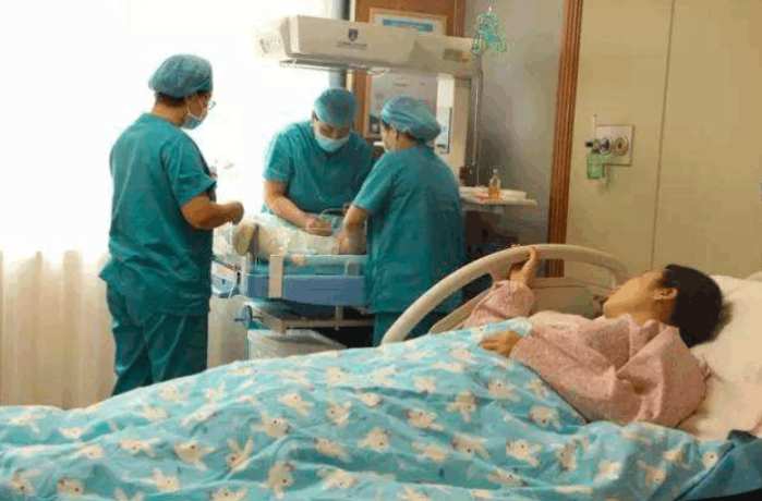 产房里顺产孕妇知道疼外, 这2处尴尬的点你应该明白