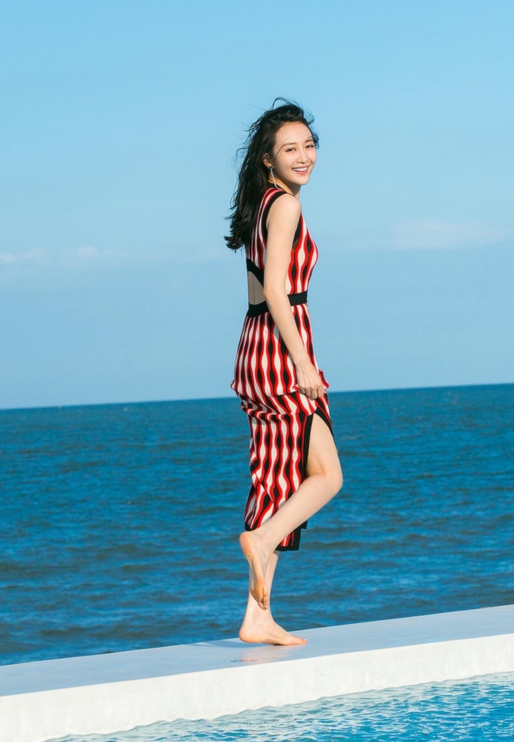 生于广西，模特出道，美人王鸥无袖裙穿出最in风潮