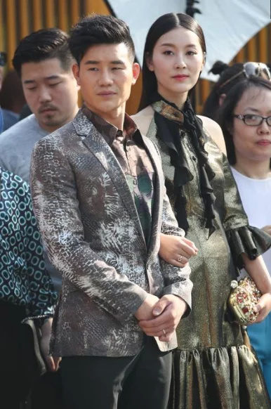 "嘎子哥"结婚一月就宣布要当父亲,妻子背景太强大