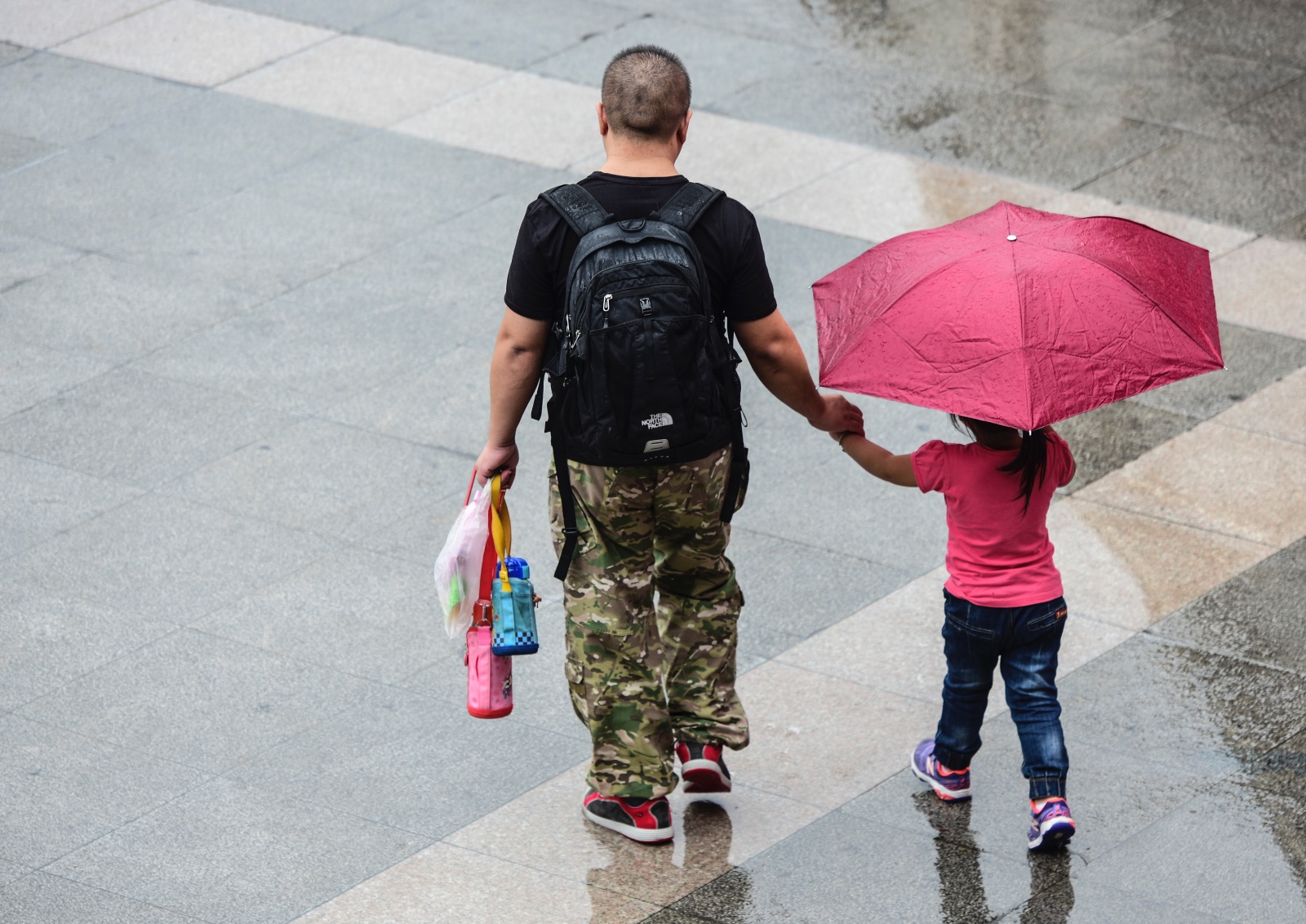 西安雨中有爱 大人把伞给孩子自己湿透