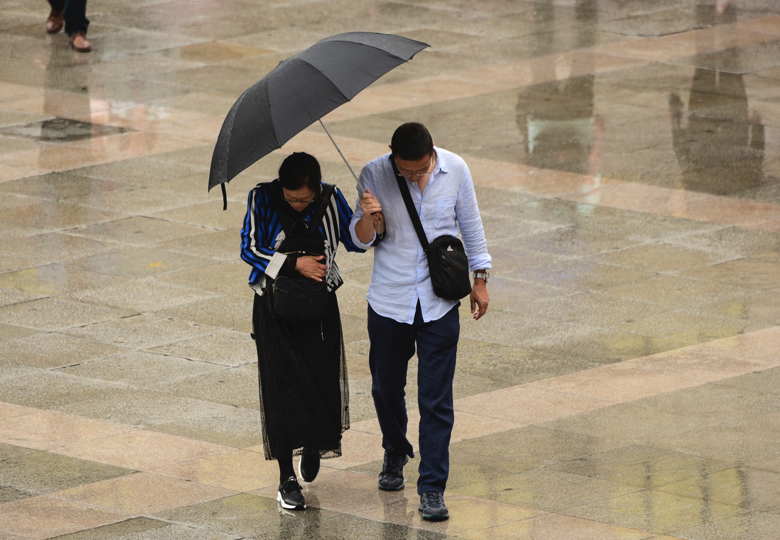 西安雨中有爱 大人把伞给孩子自己湿透