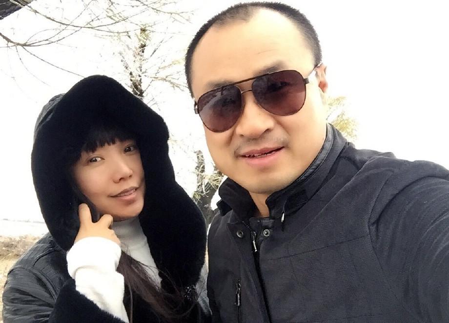 蔡维利最初学习的是二人转,他的老婆张欣曾经是一位老师,他们结婚后