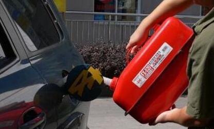 汽车油箱口为什么要分左右？这设计也考虑了许多因素