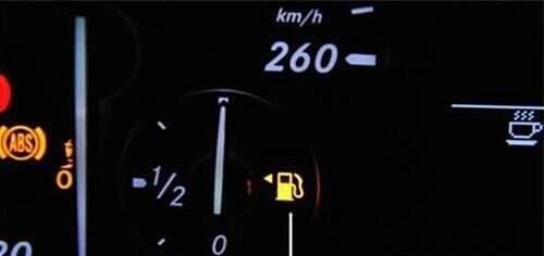 汽车油箱口为什么要分左右？这设计也考虑了许多因素