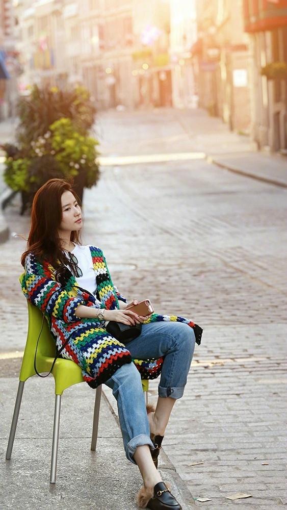 刘亦菲时尚街拍，穿搭简单很潮，“神仙姐姐”美成画