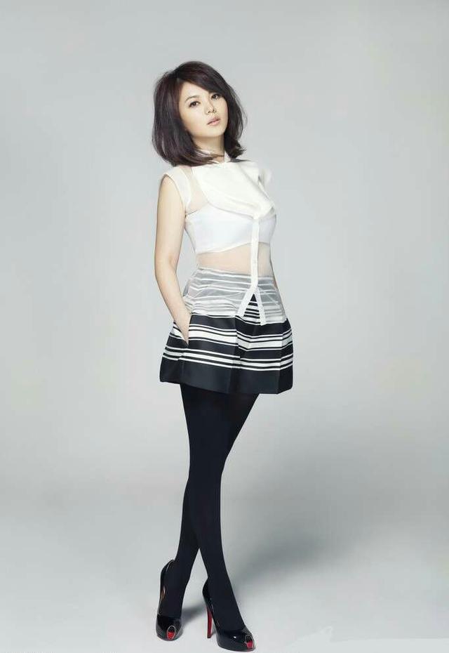 李湘本想穿粉色扮少女,结果一不小心却穿成了村妇