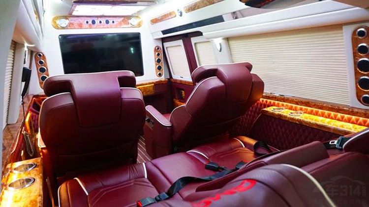 豪华MPV就知道个埃尔法？原来大面包也可以这么壕