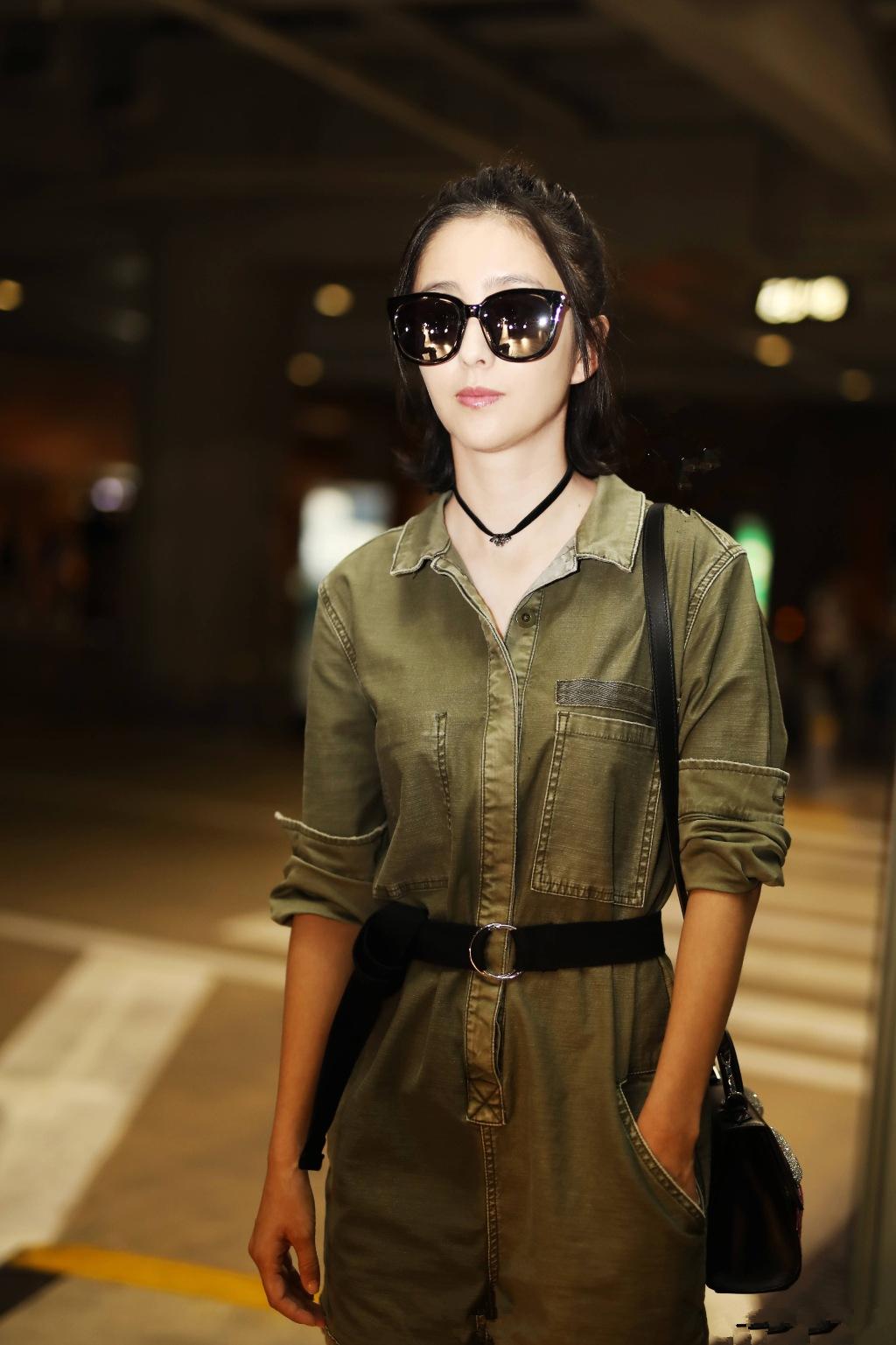 新疆籍佟丽娅连身装酷帅范，义务出任锡伯族形象大使