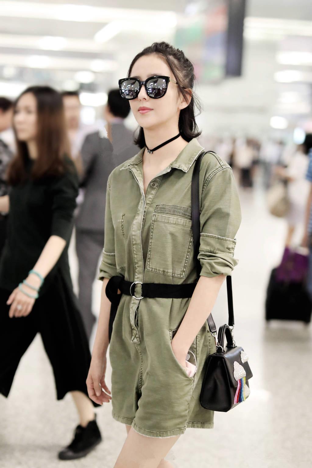 新疆籍佟丽娅连身装酷帅范，义务出任锡伯族形象大使