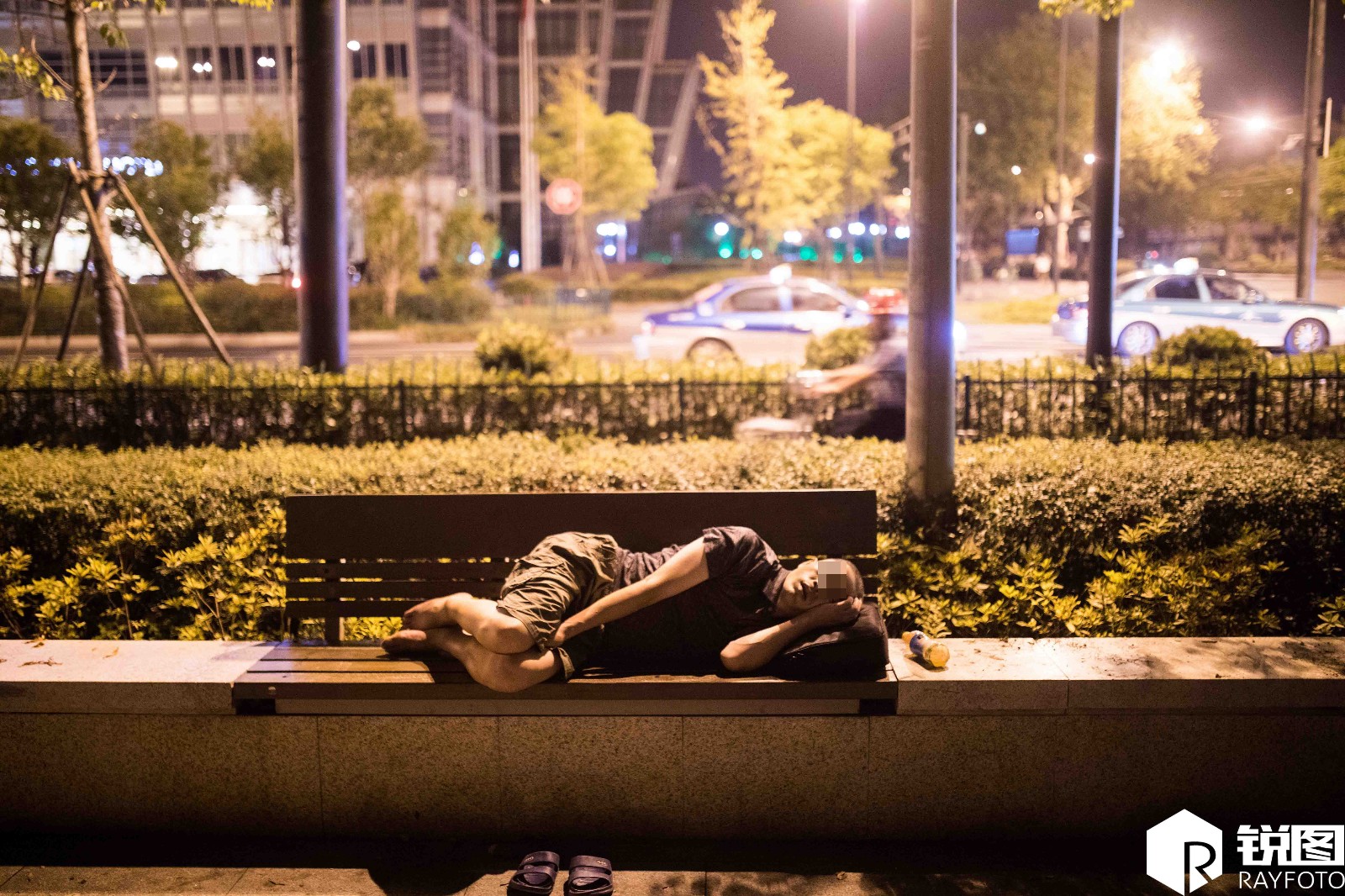 同一时刻,在杭州街头的一名露宿者.(图片来源:锐图)