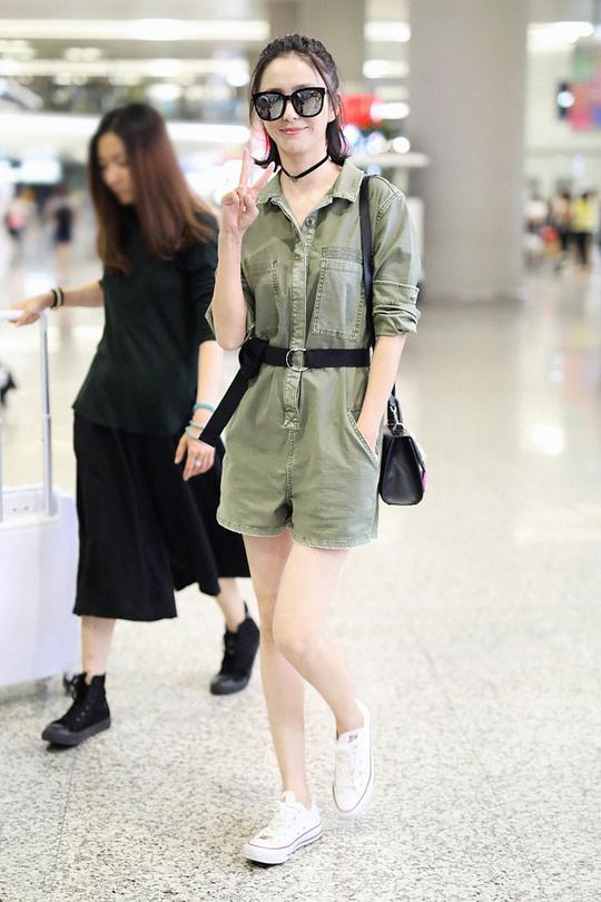 新疆籍佟丽娅连身装酷帅范，义务出任锡伯族形象大使