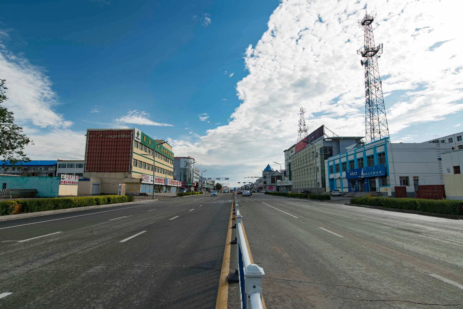 龙卷风和大暴雨,"那阵仗,风可以把人吹跑,雨大的来街道瞬间变成河流