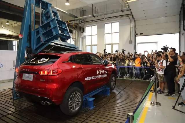 6吨集装箱压车身上，WEY，你还好吗？